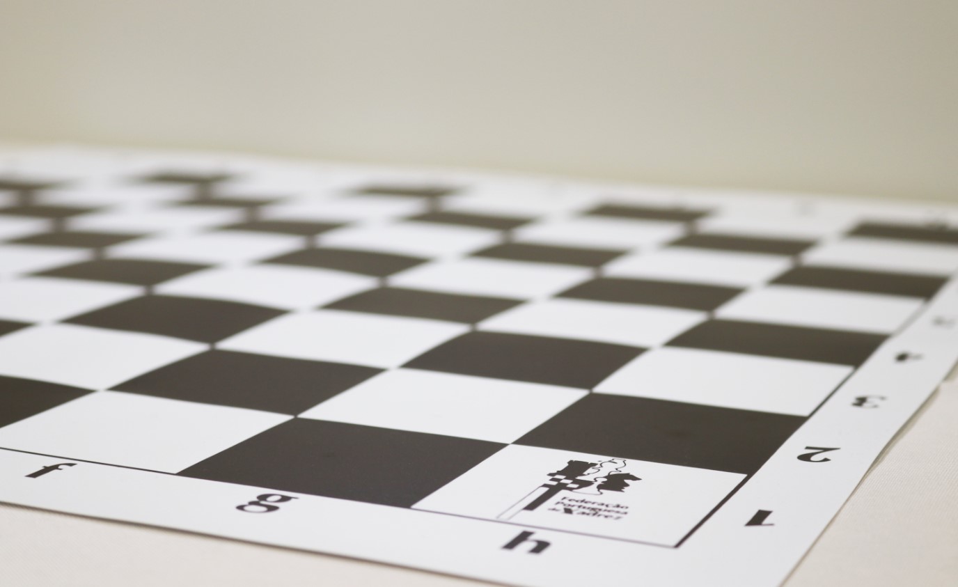 Checkmate Com Xadrez De Madeira Imagem de Stock - Imagem de