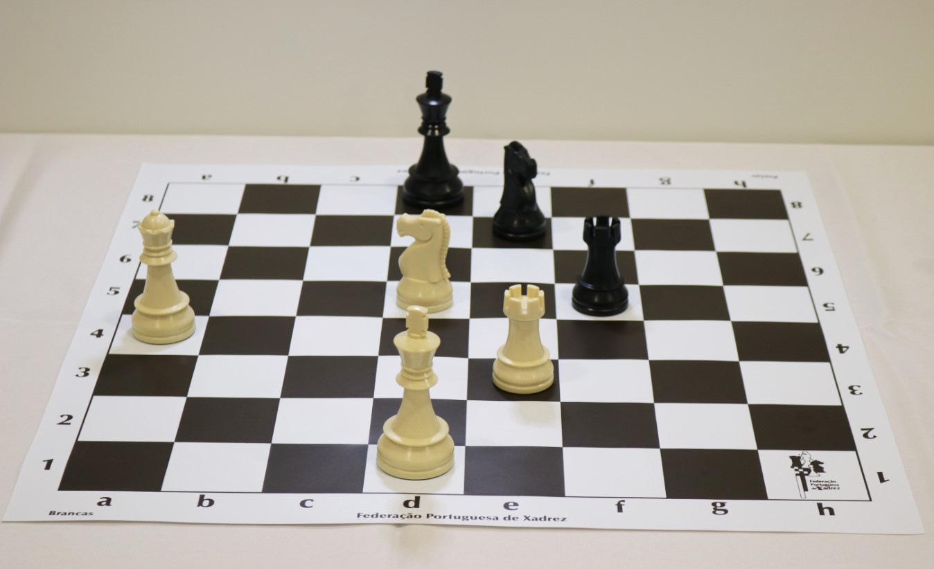 Jogo de peças de xadrez DGT – Jadoube
